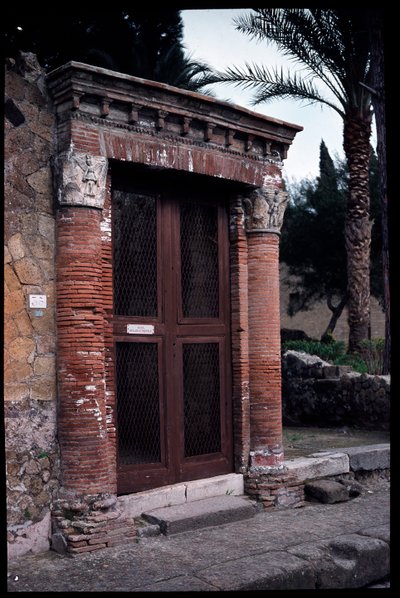 Porta da casa del Gran portale, século V a.C. - século I d.C. de Roman Roman