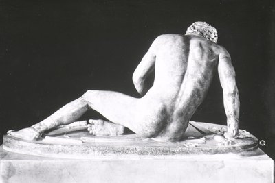 Gália moribunda, cópia de um original grego de c.230-220 BC da Epigonos (mármore) (foto a p/b) (vista traseira) de Roman Roman