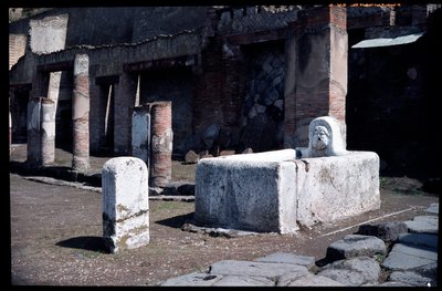 Fonte no Decumanus maximus, século V a.C. - século I d.C. de Roman Roman