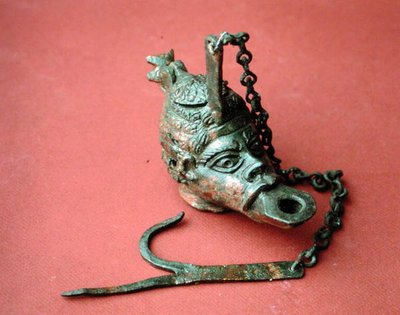 Lâmpada suspensa em forma de cabeça africana, de Belkis (agora Zeugma), Turquia (bronze) de Roman Roman