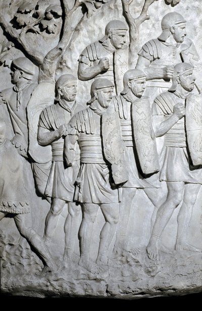 Arte Romana: "Legionários romanos prontos para a batalha" Molde de 1862 reproduzindo os baixos-relevos da coluna de Trajano (Colonna Traiana) em Roma, construída durante o reinado do Imperador Trajano (53-117). A coluna Trajano comemora a vitoriosa de Roman Roman