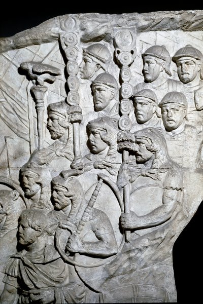 Arte Romana: "Guerreiros portadores de Vexillum (bandeirolas romanas)" Molde de 1862 reproduzindo os baixos-relevos da coluna de Trajano (Colonna Traiana) em Roma, construída durante o reinado do Imperador Trajano (53-117). A coluna de Trajano comemora o v de Roman Roman