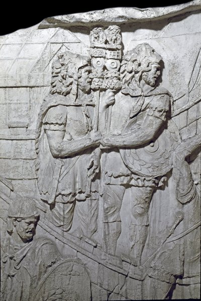 Arte Romana: "Guerreiros carregando a águia romana (Aquilíferos)" Molde de 1862 reproduzindo os baixos-relevos da coluna de Trajano (Colonna Traiana) em Roma construída durante o reinado do Imperador Trajano (53-117). A coluna de Trajano comemora de Roman Roman