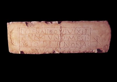 Antiquite romana: placa de loculus chamada Jubenalis, epitáfio de criança morta. Das catacumbas de Roma. Paris, Museu do Louvre. de Roman Roman