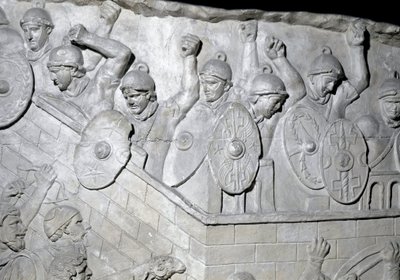 Arte romana: "Soldados romanos em defesa de um bastião" Molde de 1862 reproduzindo os baixos-relevos da coluna de Trajano (Colonna Traiana) em Roma construída durante o reinado do Imperador Trajano (53-117). A coluna Trajano comemora o vi de Roman Roman