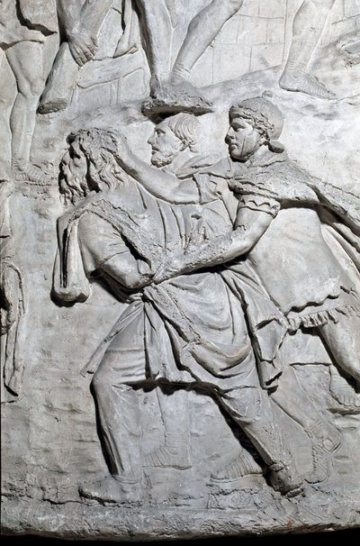 Arte romana: "um soldado dace prisioneiro dos soldados romanos" Molde de 1862 reproduzindo os baixos-relevos da coluna de Trajano (Colonna Traiana) em Roma construída durante o reinado do Imperador Trajano (53-117). A coluna Trajano comemora o v de Roman Roman