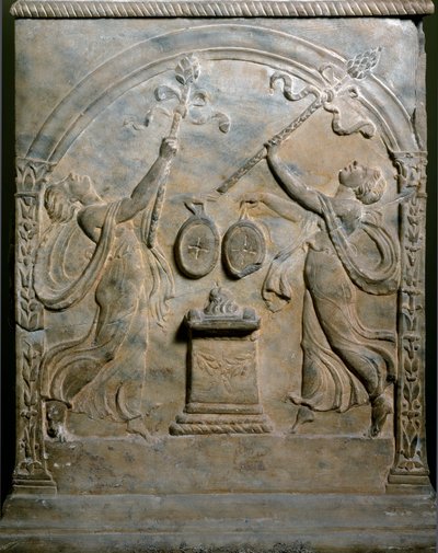 Arte romana: altar funerário representando dois menades dançantes. Relevo baixo. Roma, Museo Nazionale Romano de Roman Roman
