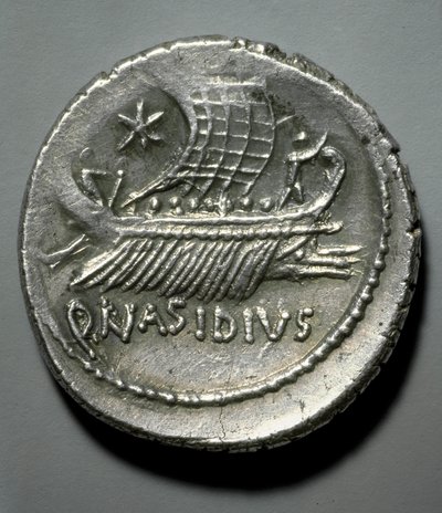Arte romana: moeda de prata desenhada por uma galé equipada com um sistema para derrubar navios inimigos. Paris, B.N. Cabinet des Medailles de Roman Roman