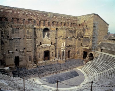 Arte romana: vista do teatro romano da cidade de Orange (Vaucluse). de Roman Roman