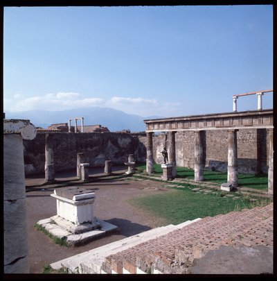 Arte romana: vista do templo de Apolo no sítio arqueológico de Pompeia (século IV a.C.-2 a.C.) Itália (Arte romana: vista do templo de Apolo, Pompeia, século IV a.C.-2 a.C., Itália) de Roman Roman