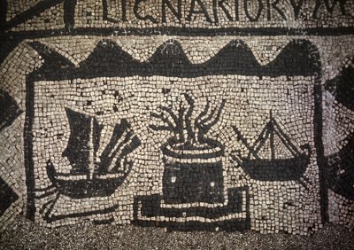 Marinha mercante e farol romano, antiga Ostia (Ostia), Piazza delle Corporazioni. de Roman Roman