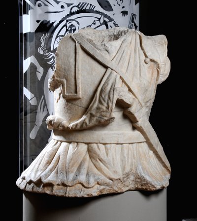 Torso esculpido de um cavaleiro (mármore) (ver também 371176) de Roman Roman