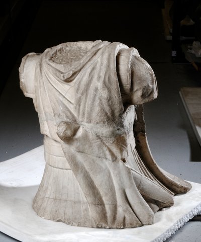Torso esculpido de um cavaleiro com capa muito gasta (mármore) de Roman Roman