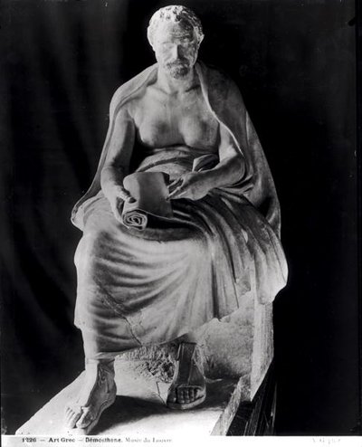 Filósofo sentado, a cabeça pensava ser Demóstenes (384-322 AC) (adicionado mais tarde) da villa Montalto-Negroni (mármore) (foto a p/b) de Roman Roman