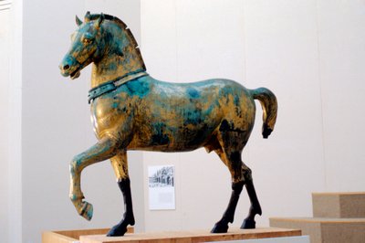 Estátua de um dos quatro cavalos triunfantes de quadriga de São Marco (bronze) de Roman Roman