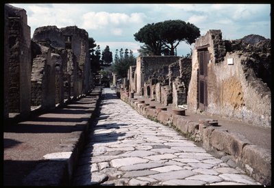 Rua que desce em direcção à lido, século V a.C. - século I d.C. de Roman Roman