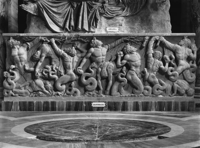 Os Giants, detalhe de um relevo representando Ariane e um gigantomachy (mármore) (foto a p/b) de Roman Roman