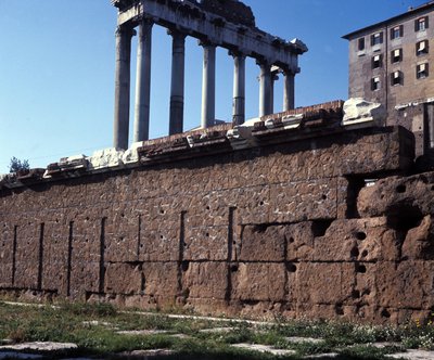 As tribunas do Fórum Romano. Roma de Roman Roman