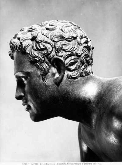 A face dourada de bronze do Discobolus de Roman Roman