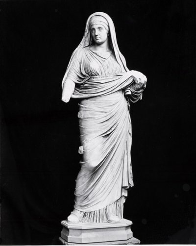 Vestal Virgin (mármore) (foto a p/b) de Roman Roman