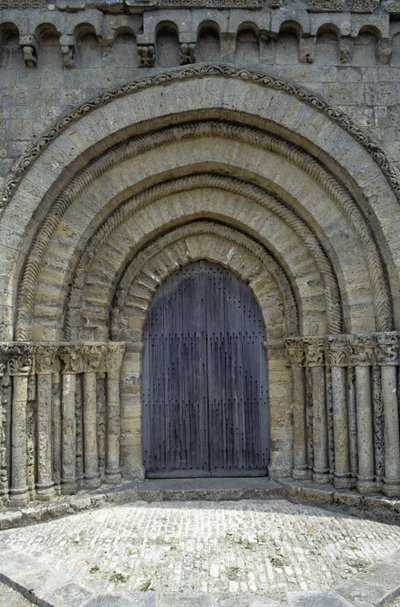 Igreja do século XII com uma bonita fachada Poitevine (estilo românico). Chaize-Giraud em Vendée (85). de Romanesque