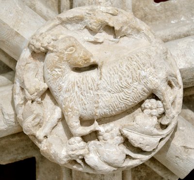 Um cordeiro, detalhe da abóbada da capela de Saint Laurent (Saint-Laurent), desapareceu durante vários anos e originalmente localizado acima da abadia cisterciense de Fontenay (Abadia de Fontenay, Borgonha, França: detalhe de uma pedra-chave representando  de Romanesque
