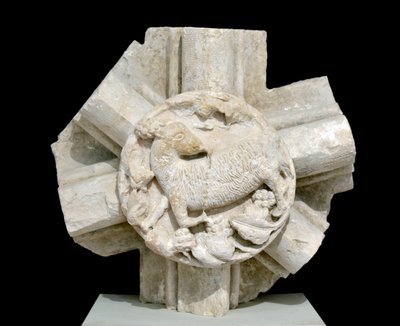 Um cordeiro, abóbada da Capela de Saint Laurent (São Lourenço), desapareceu durante vários anos e originalmente localizado acima da Abadia Cisterciense de Fontenay (Abadia de Fontenay, Borgonha, França: pedra-chave representando um cordeiro) de Romanesque