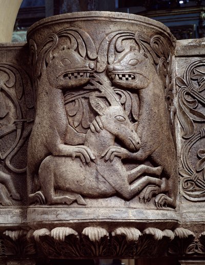 Animais em luta, detalhe do ambo do púlpito, relevo de Romanesque