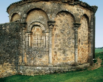 Apse vista do exterior, Igreja de São Miguel (Parroquia católica de São Miguel Arcángel) em Valdenebro, Soria, Castela e Leão, Espanha, final do século XII - início do século XIII (foto) de Romanesque