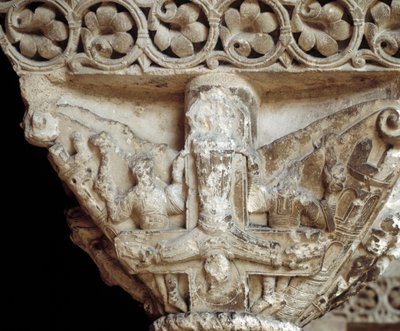 Capital representando São Pedro na sua cruz (escultura de Romanesque