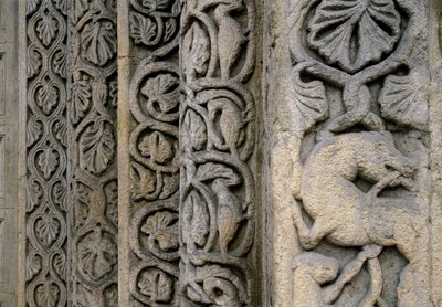 Detalhes decorativos da fachada da Basílica, início do século XII (relevo) de Romanesque