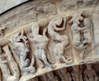 Detalhe das esculturas do portal sul de Romanesque