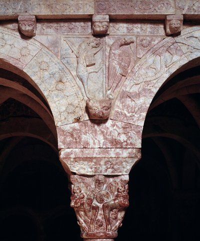 Detalhe dos símbolos dos evangelistas João e Marcos, esculpidos na tribuna do Priorado de Romanesque