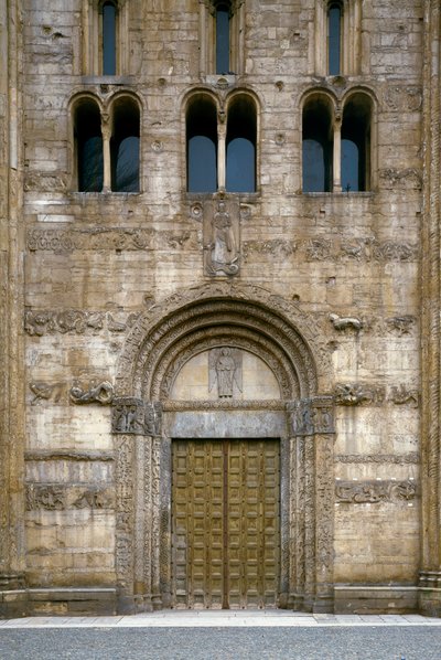 Detalhe da fachada com o portal da Basílica de Romanesque