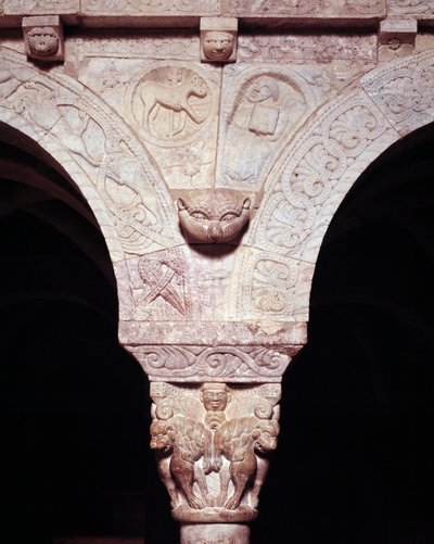 Detalhe do cordeiro de Deus e símbolo do evangelista Lucas, esculpido na tribuna do Priorado de Romanesque