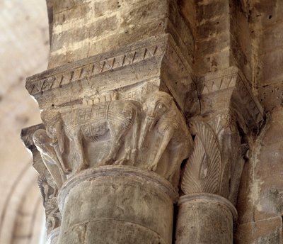Elefantes (capital esculpida da nave de Romanesque