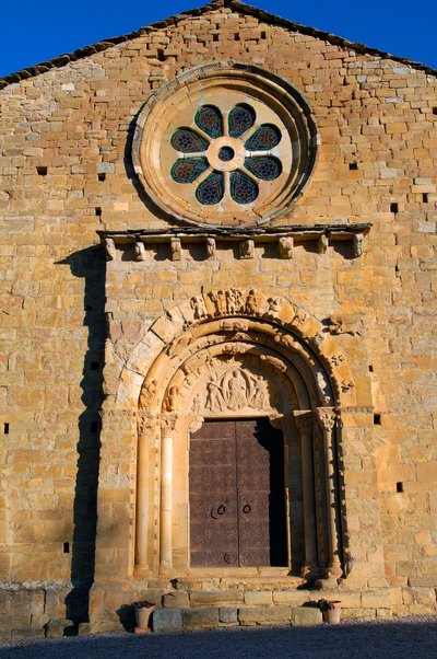 Fachada da Igreja de Santa Maria de Covet, Isona, Espanha de Romanesque