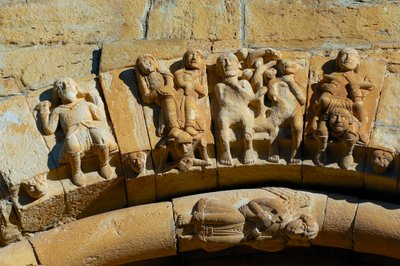Fachada da Igreja de Santa Maria de Covet, Isona, Espanha, detalhe de Romanesque