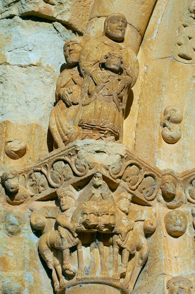 Fachada da Igreja de Santa Maria de Covet, Isona, Espanha, detalhe de uma capital de Romanesque