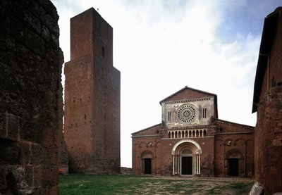 Fachada e campanário da igreja de São Pedro (São Pedro), construída por volta de 1250 e restaurada em 1870, Tuscânia, Itália de Romanesque