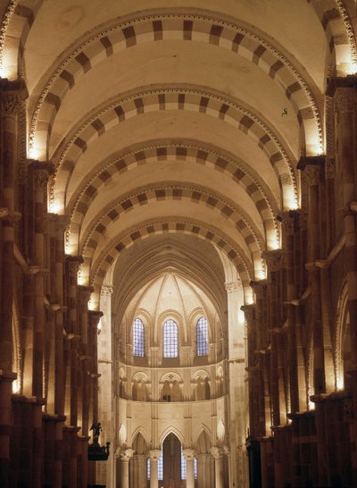 Interior da Catedral de Vezelay de Romanesque