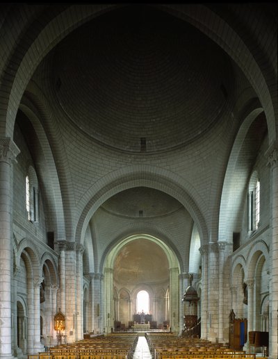 Vista interna da Catedral de Saint Pierre (Saint Pierre) de Romanesque