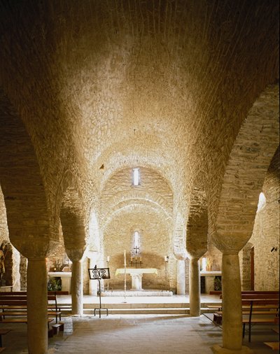 Vista interna da abadia de Romanesque