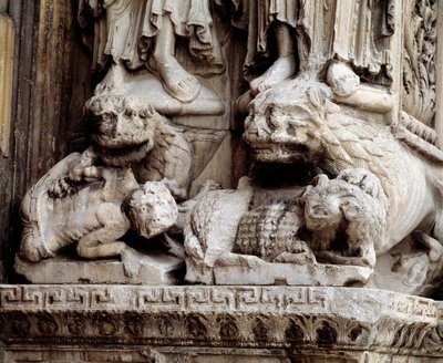 Monstros. Suporte esculpido de uma coluna. de Romanesque