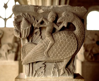 Representação de um combate entre um homem e uma ave (capital esculpida da casa capitular) de Romanesque