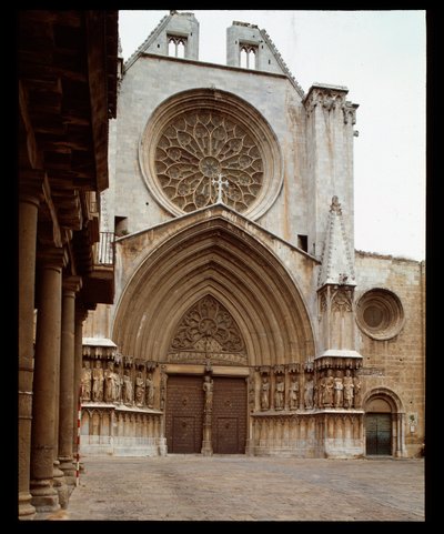 Arte Românica e Gótica: fachada do Catedrático Sainte Thecle (Sainte-Thecle) em Tarragona de Romanesque