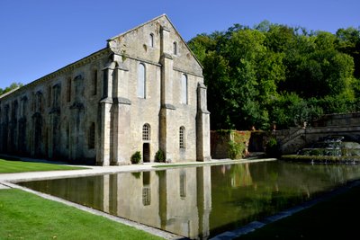 Arquitectura românica: vista exterior da forja da abadia cisterciense de Fontenay, Borgonha, finais do século XII (Abadia de Fontenay, Borgonha, França: a forja, finais do século XII) de Romanesque