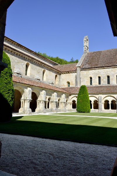 Arquitectura românica: vista do cloitro e dos edifícios da abadia cisterciense de Fontenay, Borgonha de Romanesque