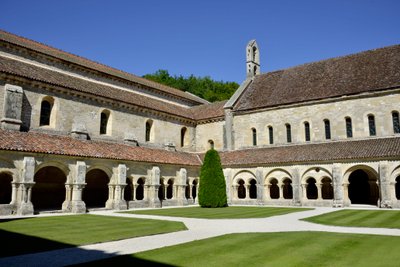 Arquitectura românica: vista do cloitro e dos edifícios da abadia cisterciense de Fontenay, Borgonha de Romanesque