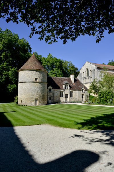 Arquitectura românica: vista do pombal e do canil da abadia cisterciense de Fontenay, Bourgogne de Romanesque